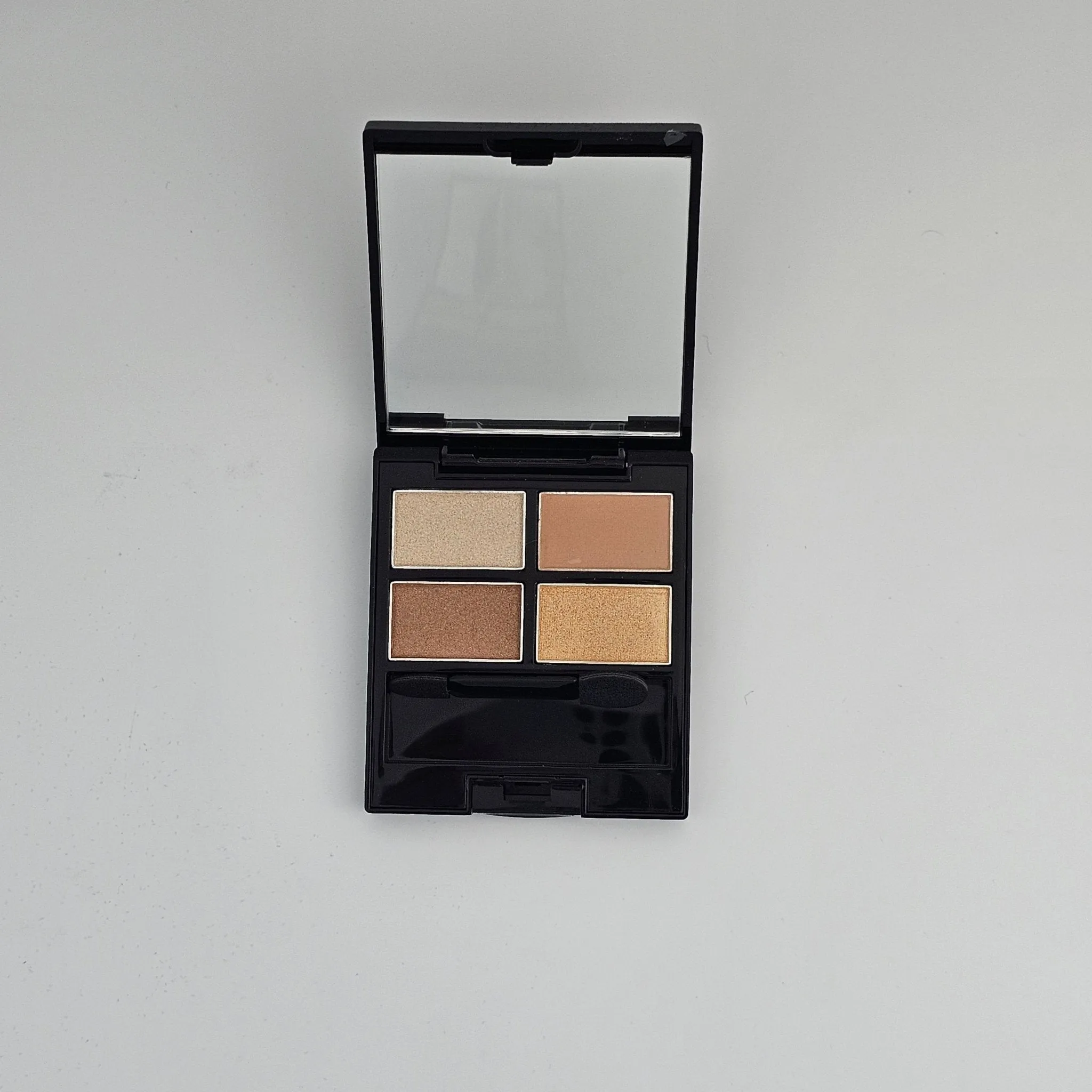CZEL Four Color Eyeshadow Tray – Sleek & Professional Looks