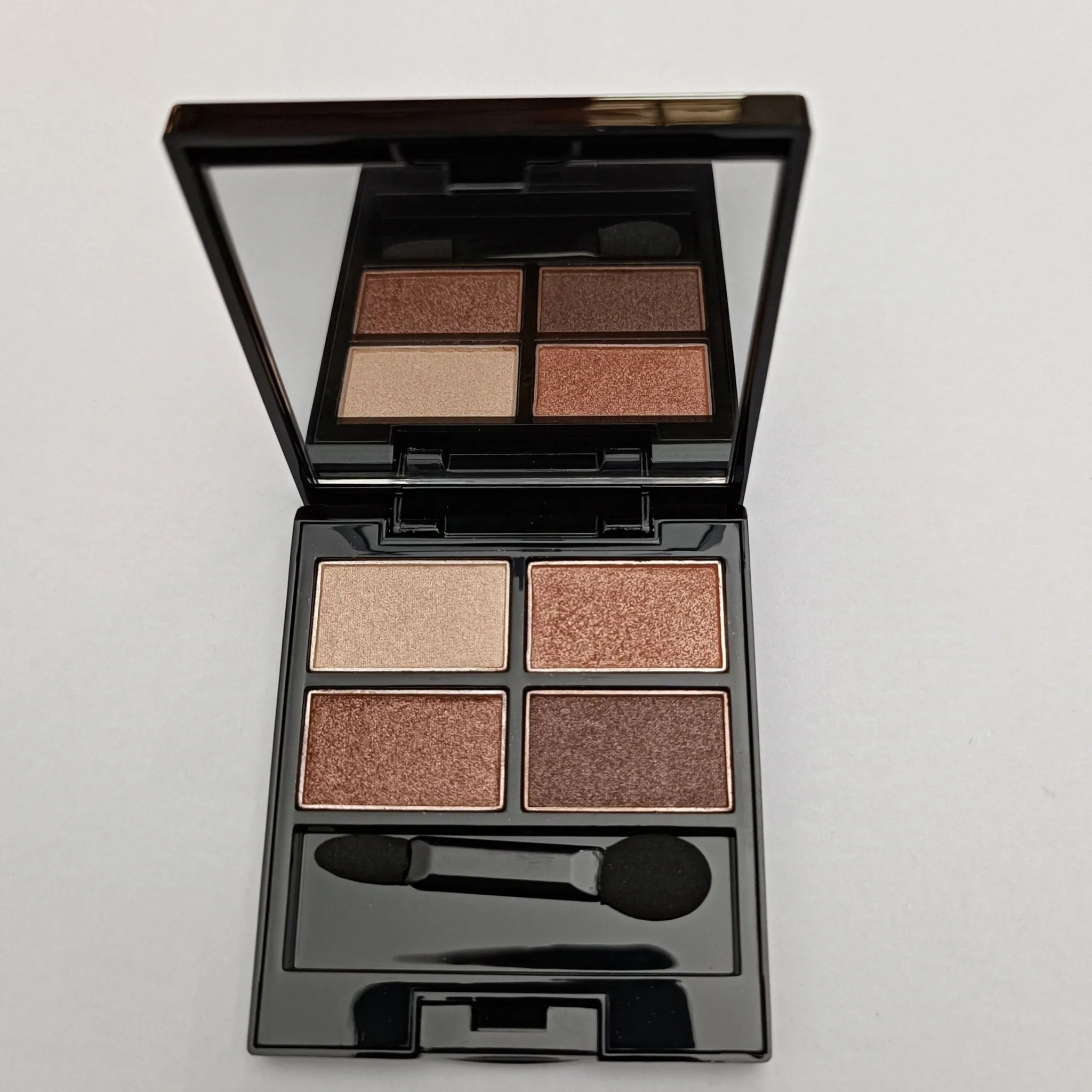CZEL Four Color Eyeshadow Tray – Sleek & Professional Looks